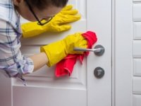 Правильный уход за пластиковыми входными дверями: как продлить срок службы конструкции